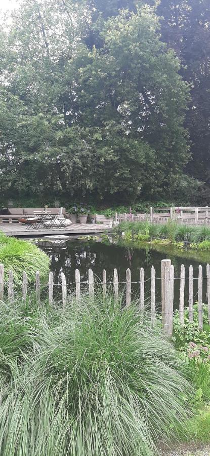 Huize Koempoelan Panzió Naarden Kültér fotó