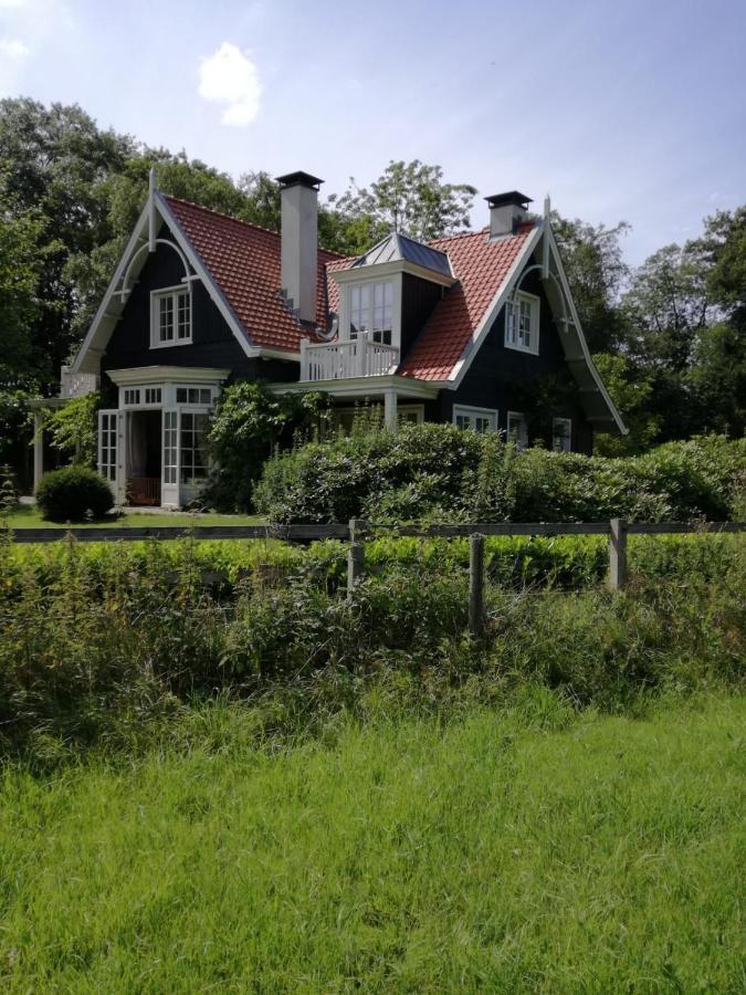 Huize Koempoelan Panzió Naarden Kültér fotó