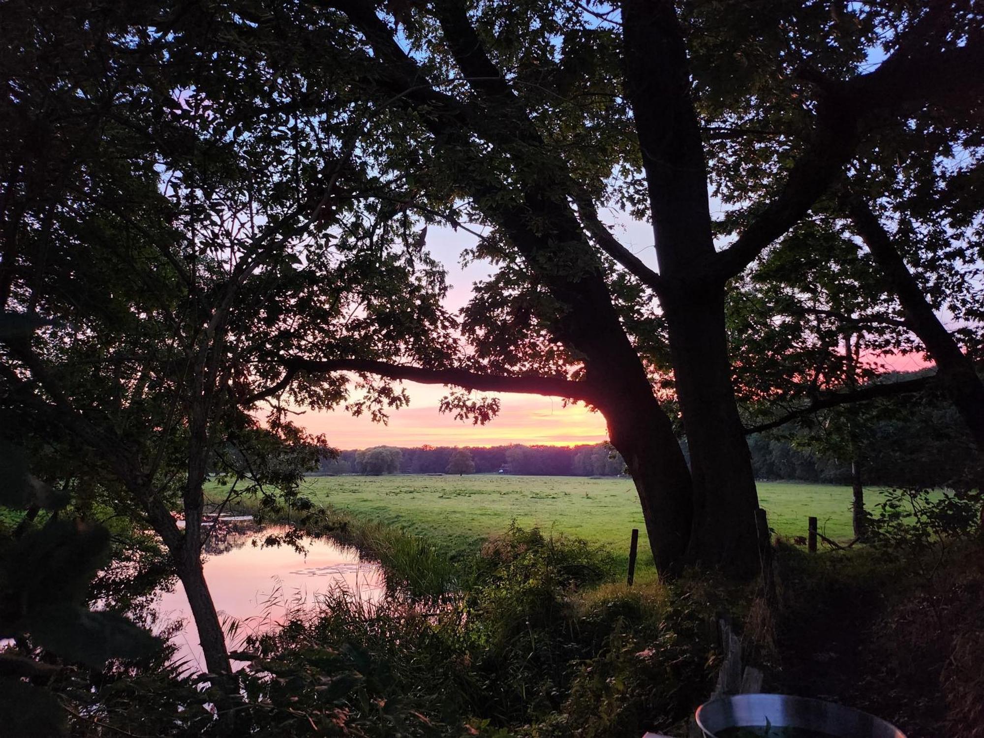 Huize Koempoelan Panzió Naarden Kültér fotó