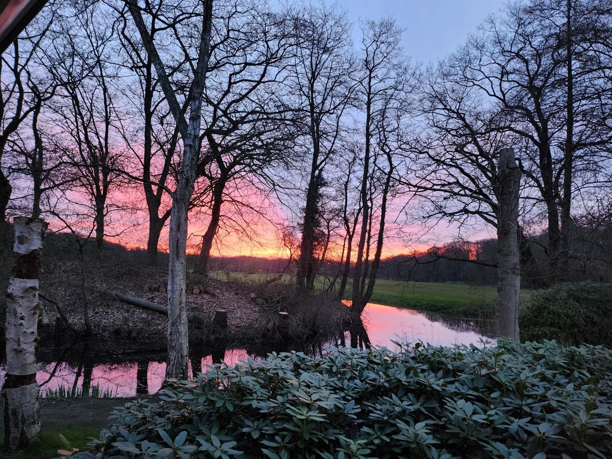 Huize Koempoelan Panzió Naarden Kültér fotó